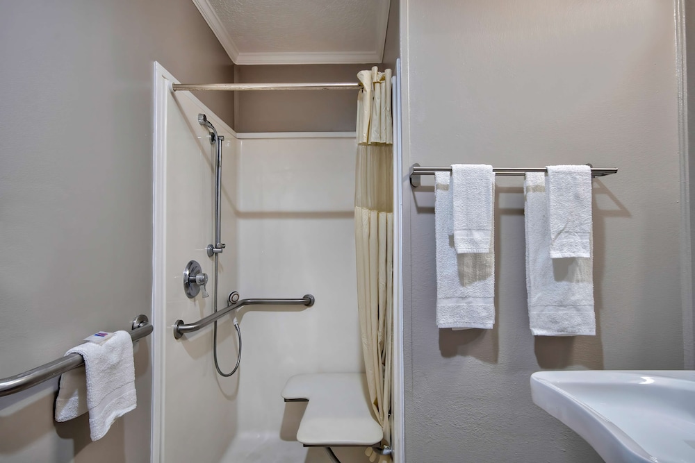 Deluxe Room, 1 King Bed, Non Smoking, Refrigerator & Microwave photo 2