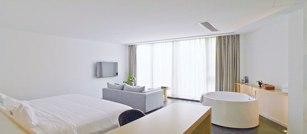 Comfort Studio Suite, 1 King Bed, Garden View