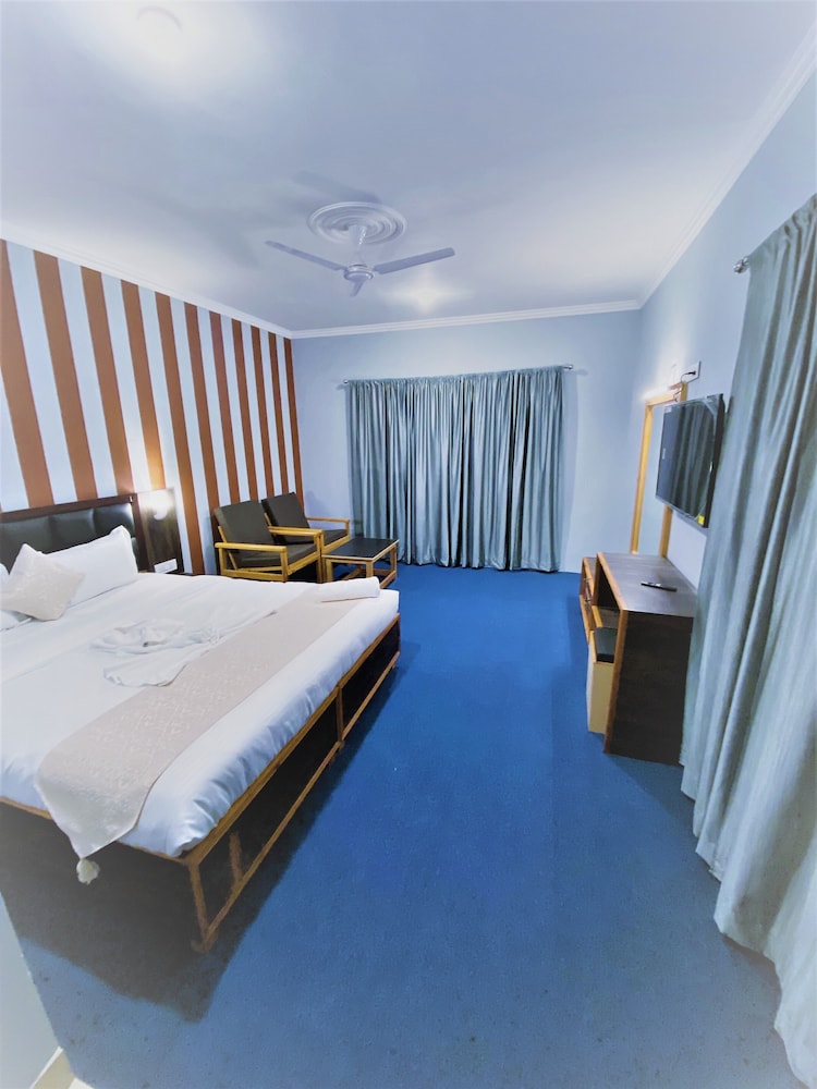 City Suite, 1 King Bed, Non Smoking, City View - Photo 1