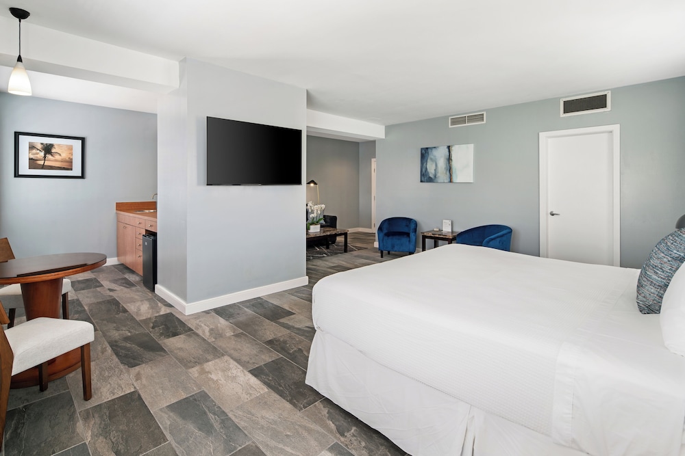 King Suite with Sofa bed - La Flora Building (Self Check-in)