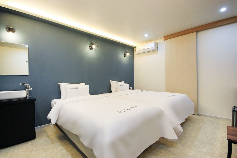 Premium Twin Room photo 3