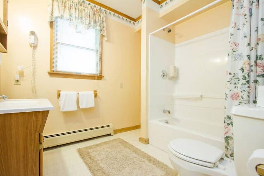 Carriage House, 4 Bedroom with Kitchen photo 3