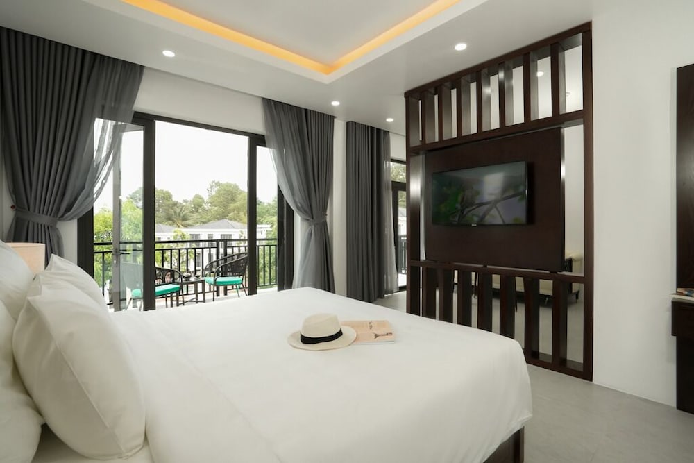 Suite Pool View photo 2