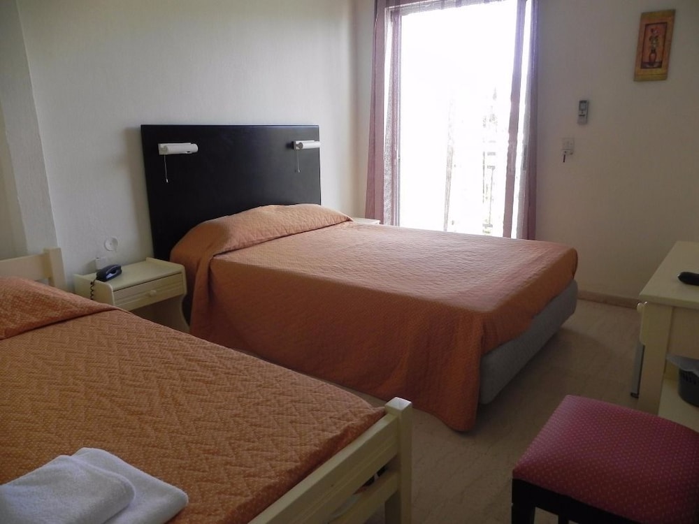 Standard Twin Room - Photo 6