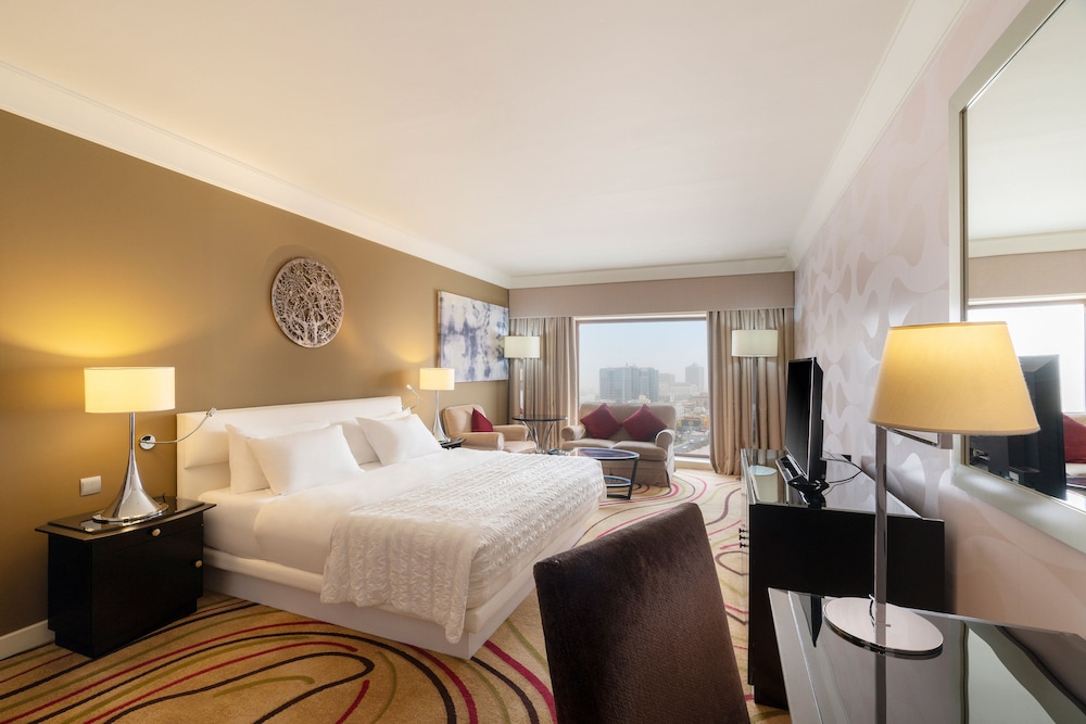 Club Room, 1 King Bed, City View