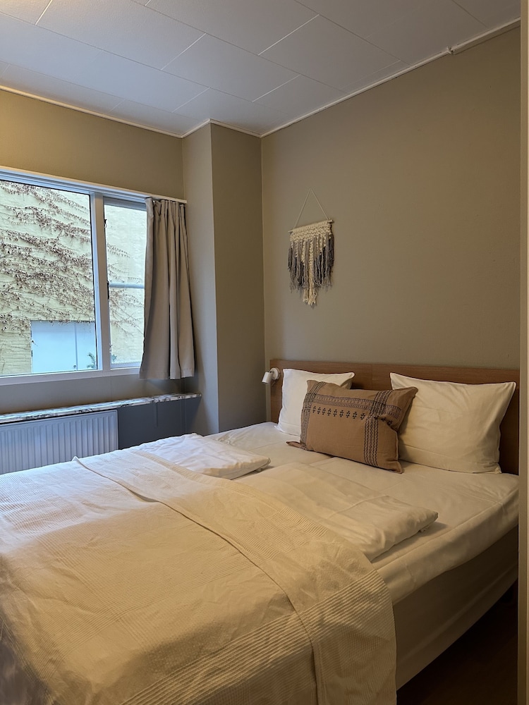 Standard Double Room, 1 Queen Bed, Non Smoking, Courtyard View (Medium) thumbnail 6