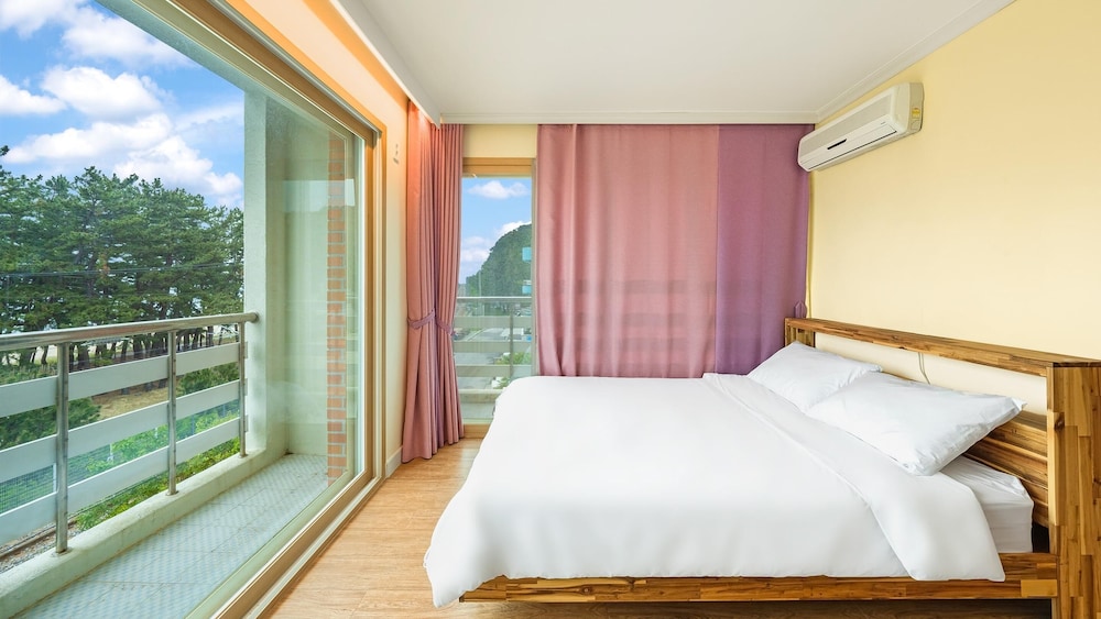 Basic Room, 1 Bedroom (305(Full Ocean View/No cooking)) - Photo 2