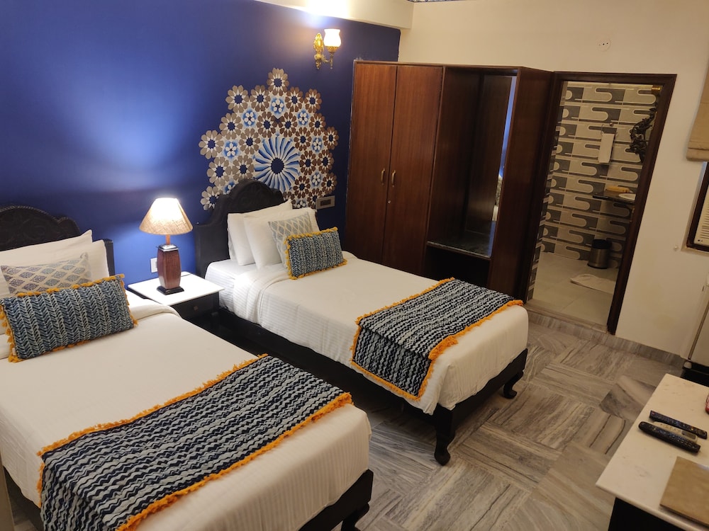 Deluxe Room - Photo 11