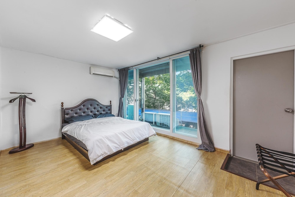 Basic Room, 1 Bedroom (201(Riverview))