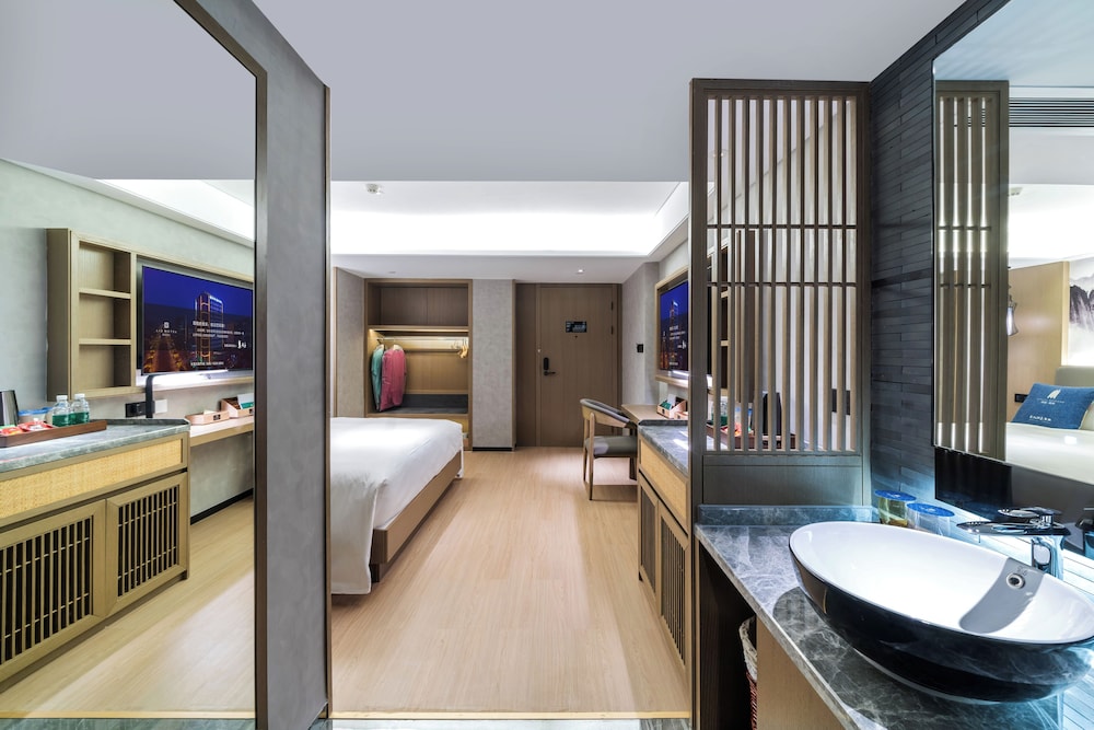 Deluxe Double Room, City View photo 3