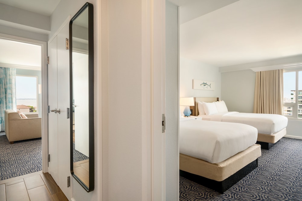 Premium Suite, Balcony, Oceanfront (1 King Bed and 2 Queens) photo 1