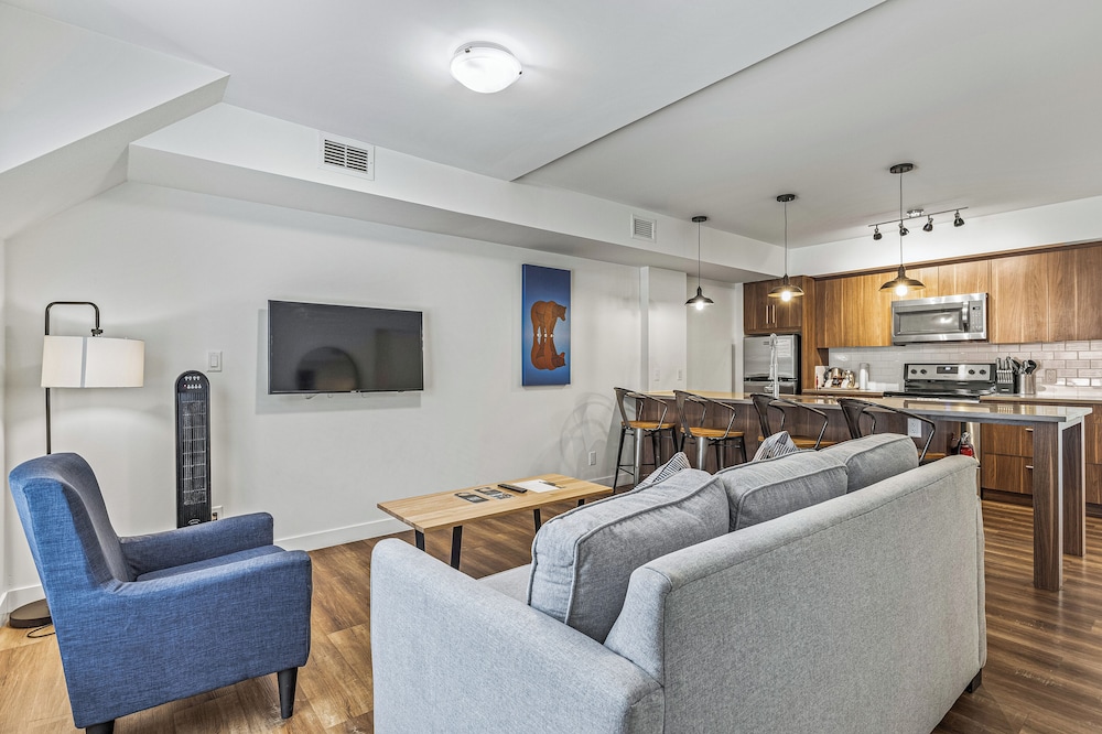 Less Desirable 1 Bedroom Unit (No parking, close to hot tub, No Pets) photo 2