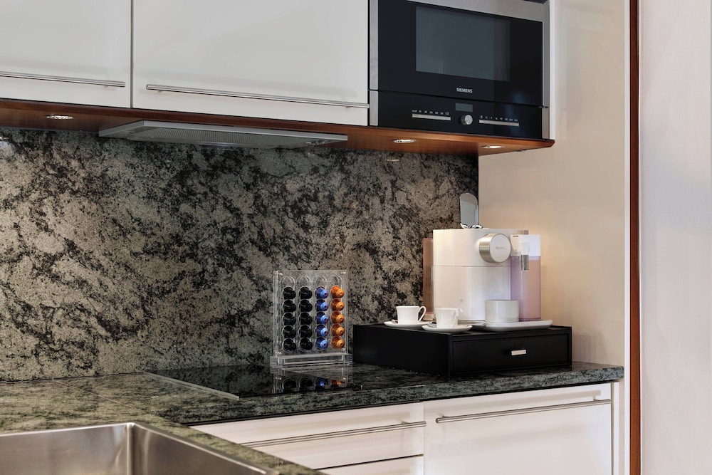 Presidential Suite, 2 Bedrooms, City View, Corner thumbnail 5