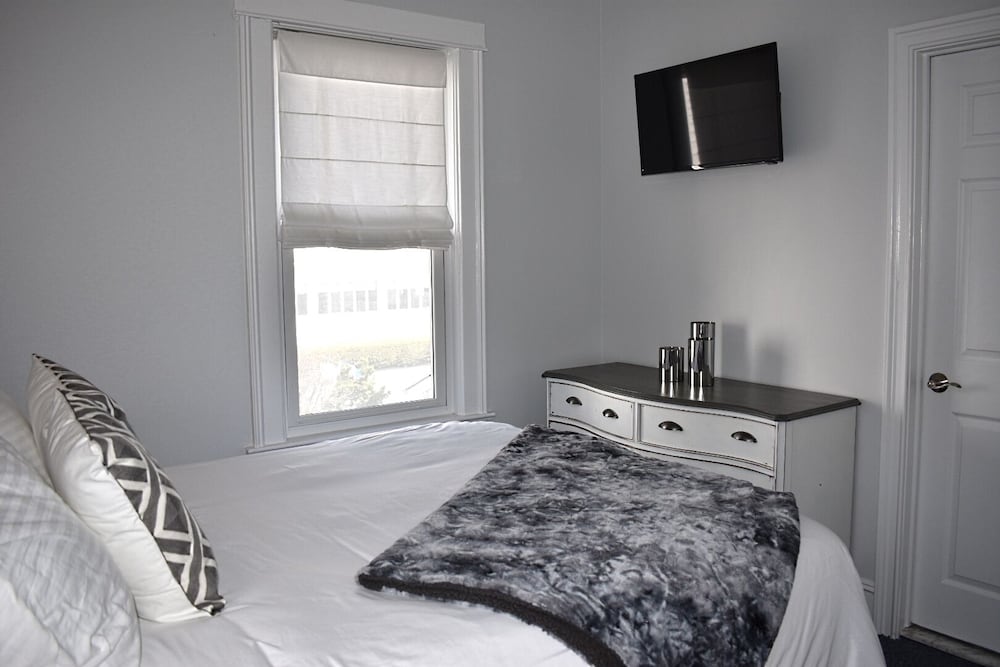 Classic Room, 1 Queen Bed, Private Bathroom (15) Queen with Private Bath) photo 2