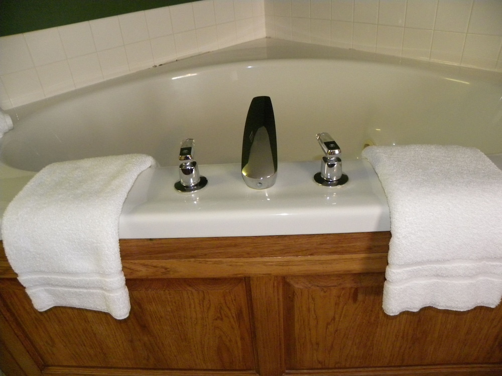 Suite, 1 King Bed, Jetted Tub - Photo 2