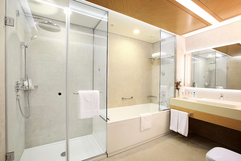 Premium Twin Room - Complimentary Luxury Transfers to Jumeirah Beach and Mall of Emirates thumbnail 5