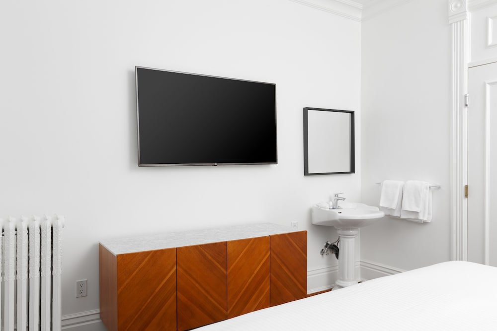 Standard Room 1 King Bed, Separate Shared Bathroom thumbnail 6