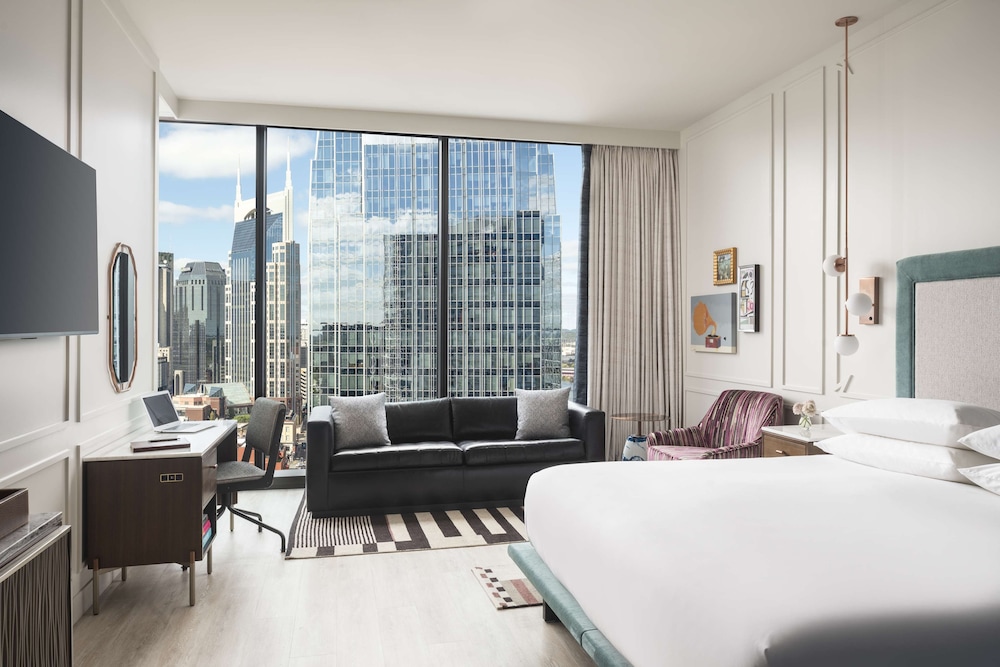 Suite, 1 King Bed (High Floor) - Photo 2