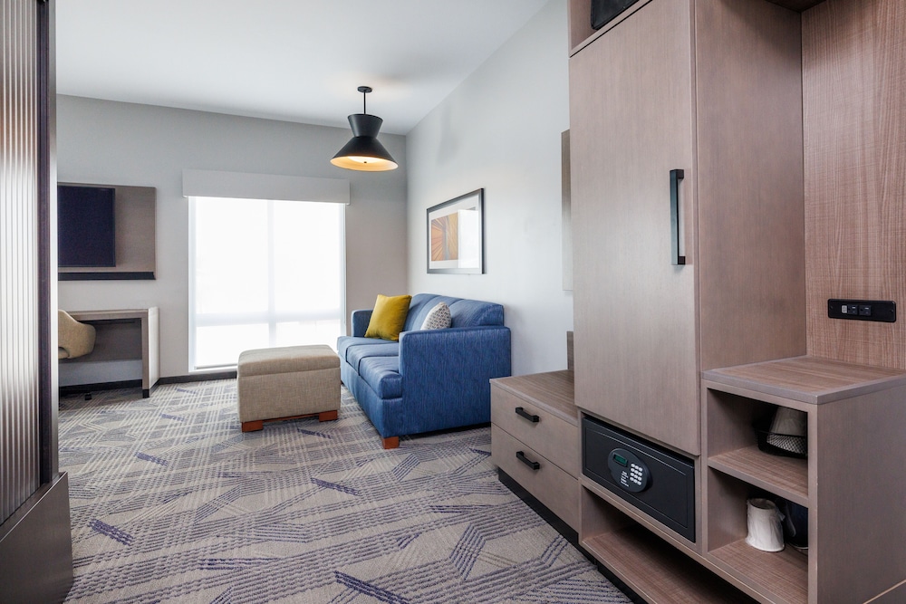 Suite, 1 King Bed with Sofa bed, Accessible (Roll-in Shower) photo 3