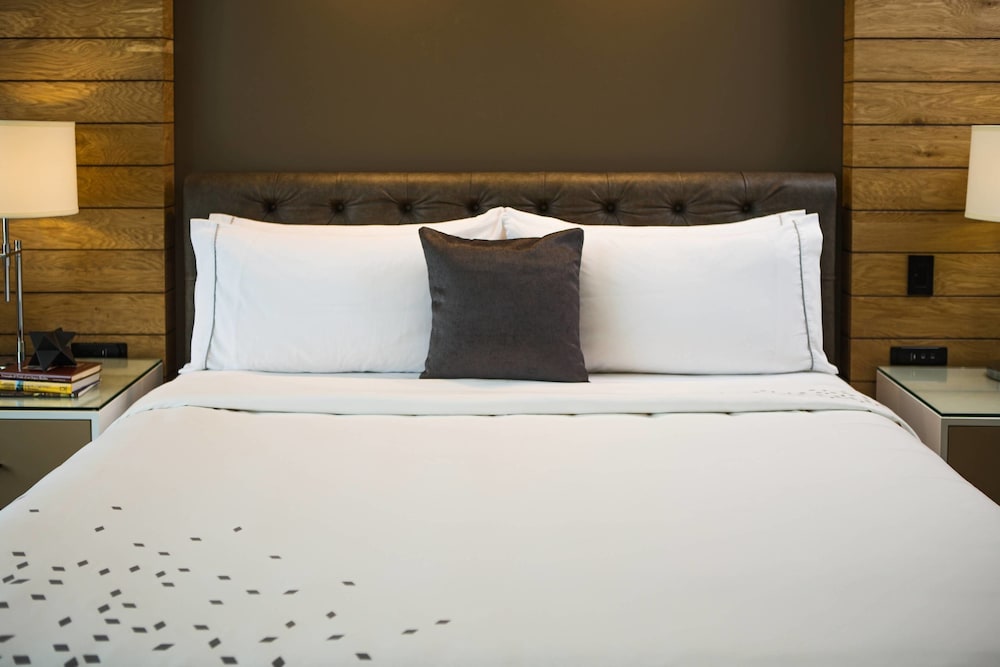 Executive Room, 1 King Bed (Mobility/Hearing Access, Roll-In Shwr)
