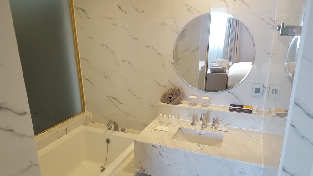 Deluxe Double Room (Low Floor) photo 3