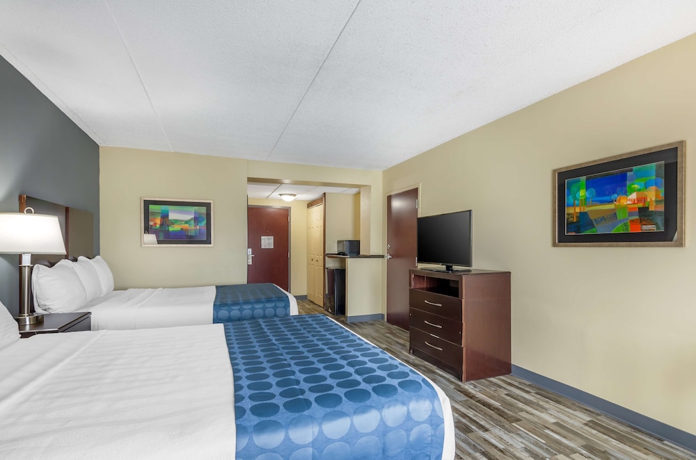 Standard Room, 2 Queen Beds, Non Smoking, Refrigerator & Microwave - Photo 2