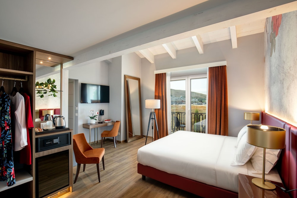 Comfort Triple Room, 1 King Bed with Sofa bed, Balcony photo 3