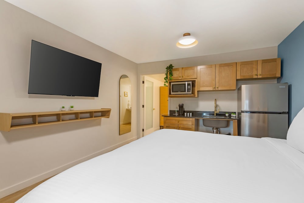 Standard Room, 1 King Bed, Accessible, Kitchenette photo 2