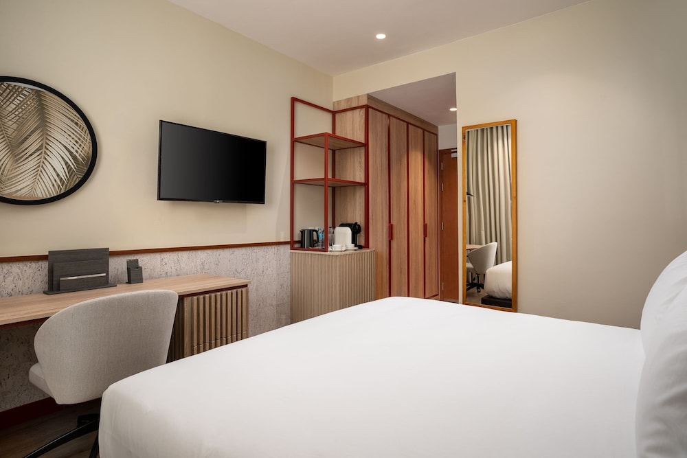 Deluxe Room, 1 Queen Bed photo 3