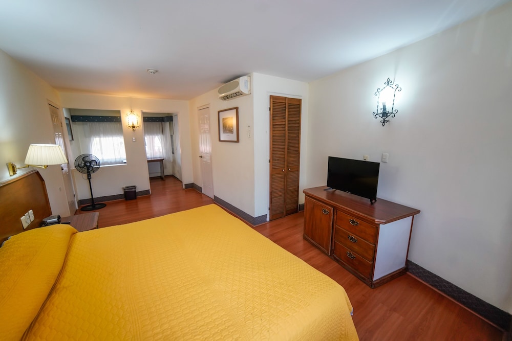 Standard Room, 1 King Bed photo 2