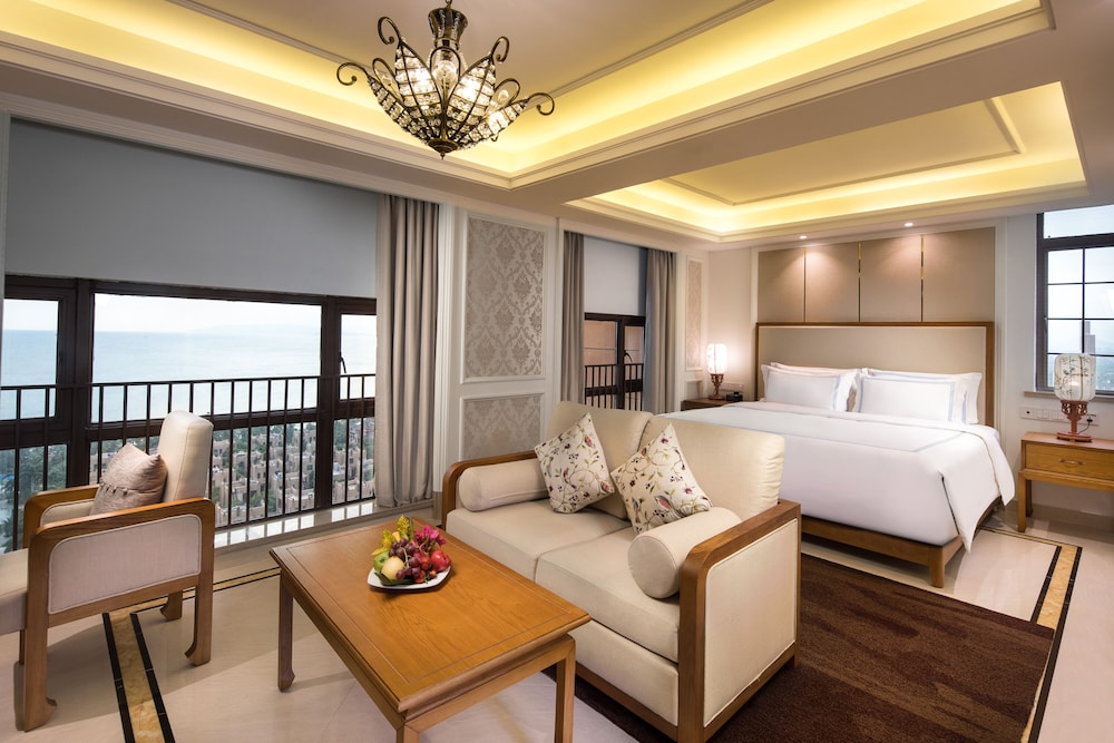 Deluxe Room, 1 King Bed, Ocean View (And Pool View) photo 2