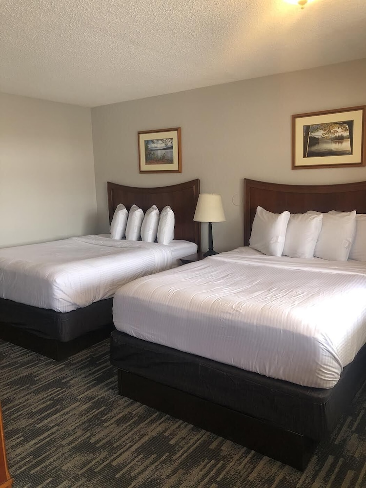 2 Queen Beds, Pool Building - Photo 1