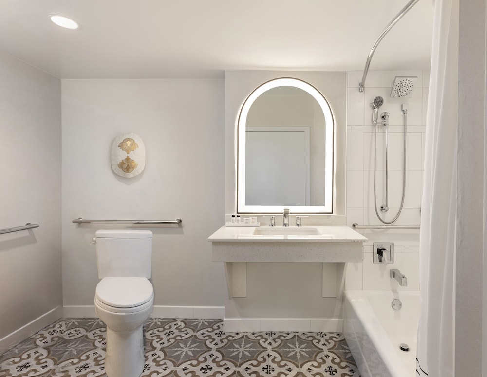 Room, 1 King Bed, Accessible, Bathtub (Mobility & Hearing) - Photo 3