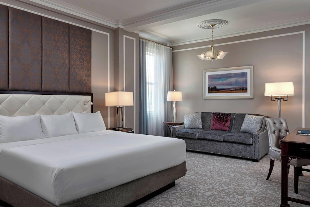 Executive Room, 1 King Bed, Corner - Photo 1