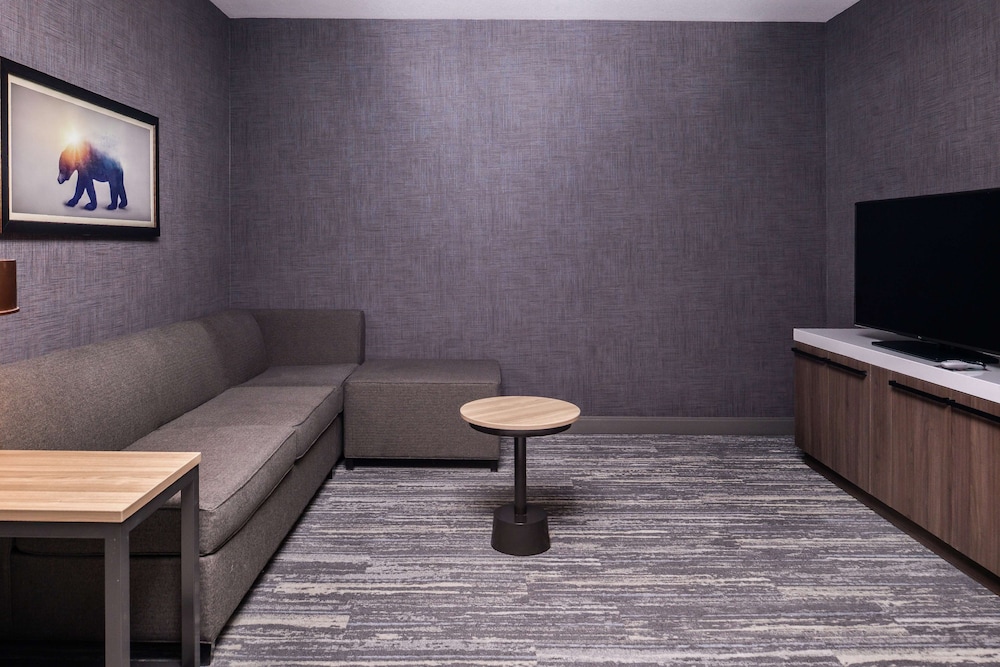 Suite, 2 Bedrooms - Photo 2