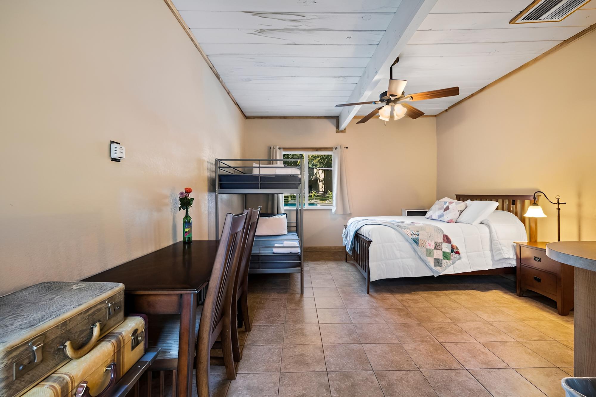 Traditional Room, Multiple Beds, Poolside photo 3