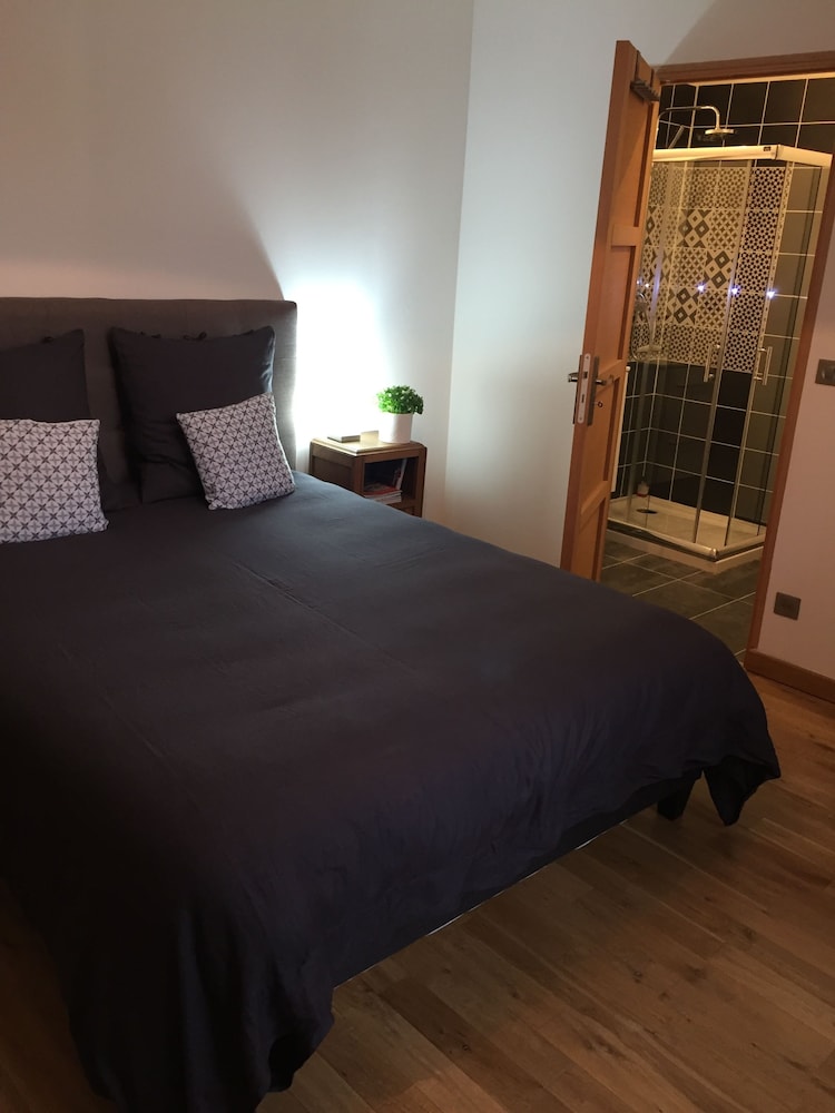 Double Room (Perret)