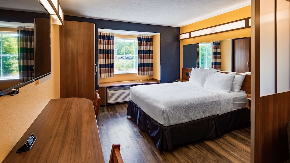 Standard Room, 1 Queen Bed, Accessible, Bathtub (with Sofabed) - Photo 1