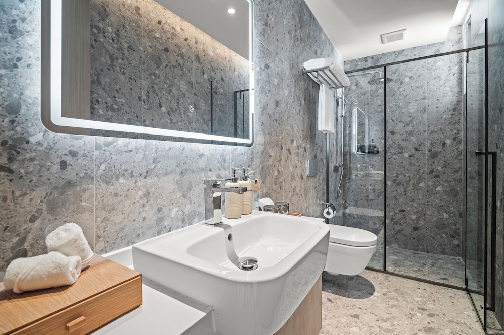 Grand Suite, 2 Bedrooms, Balcony, Pool View photo 3