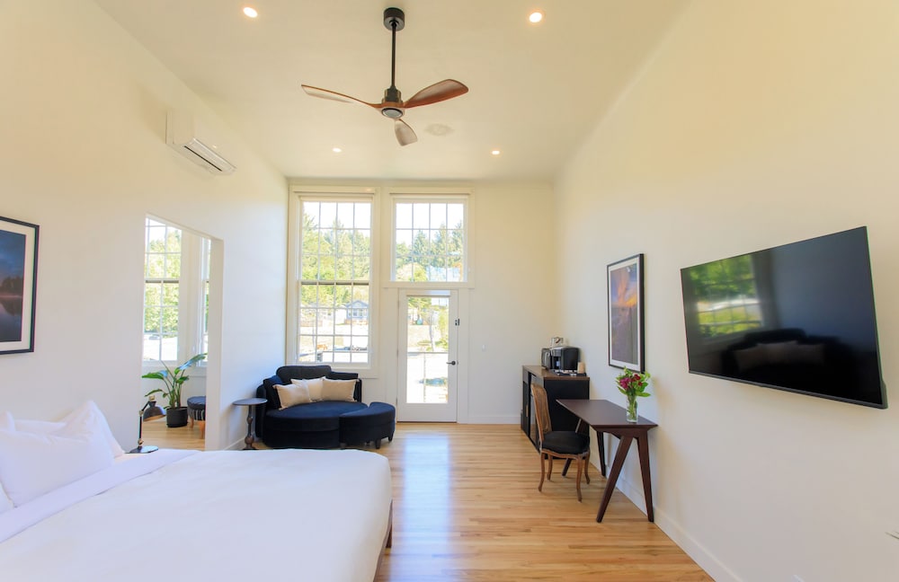 Deluxe Studio Suite, Partial Ocean View
