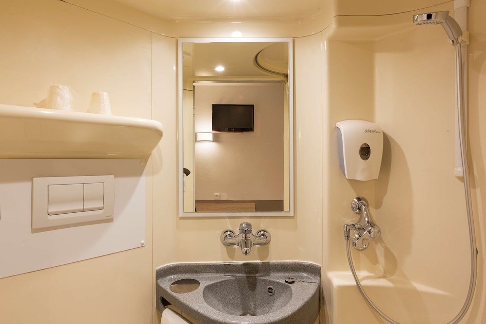 Standard Triple Room, Multiple Beds - Photo 2