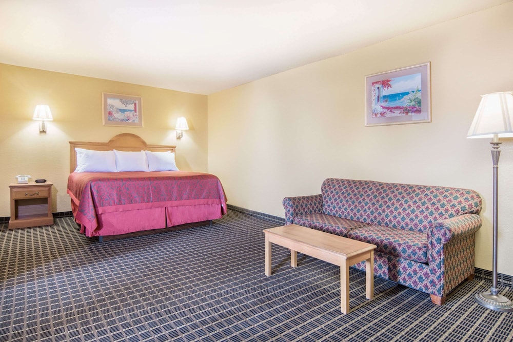 Studio Suite, 1 King Bed, Non Smoking - Photo 3