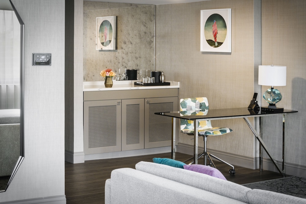 Studio Suite, City View