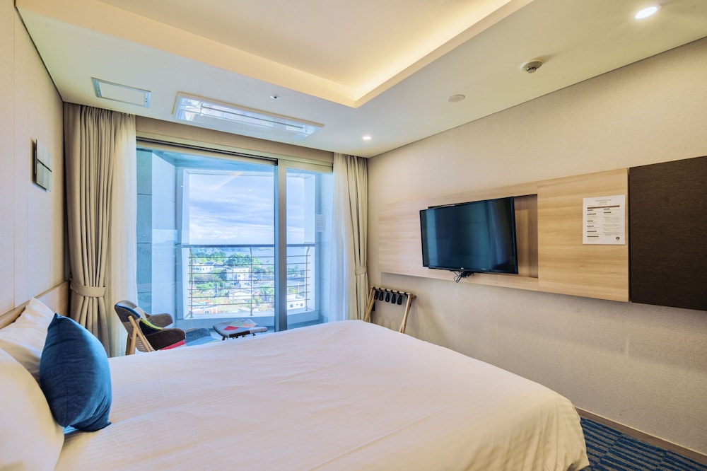 Deluxe Double Room, Terrace, Partial Ocean View photo 3