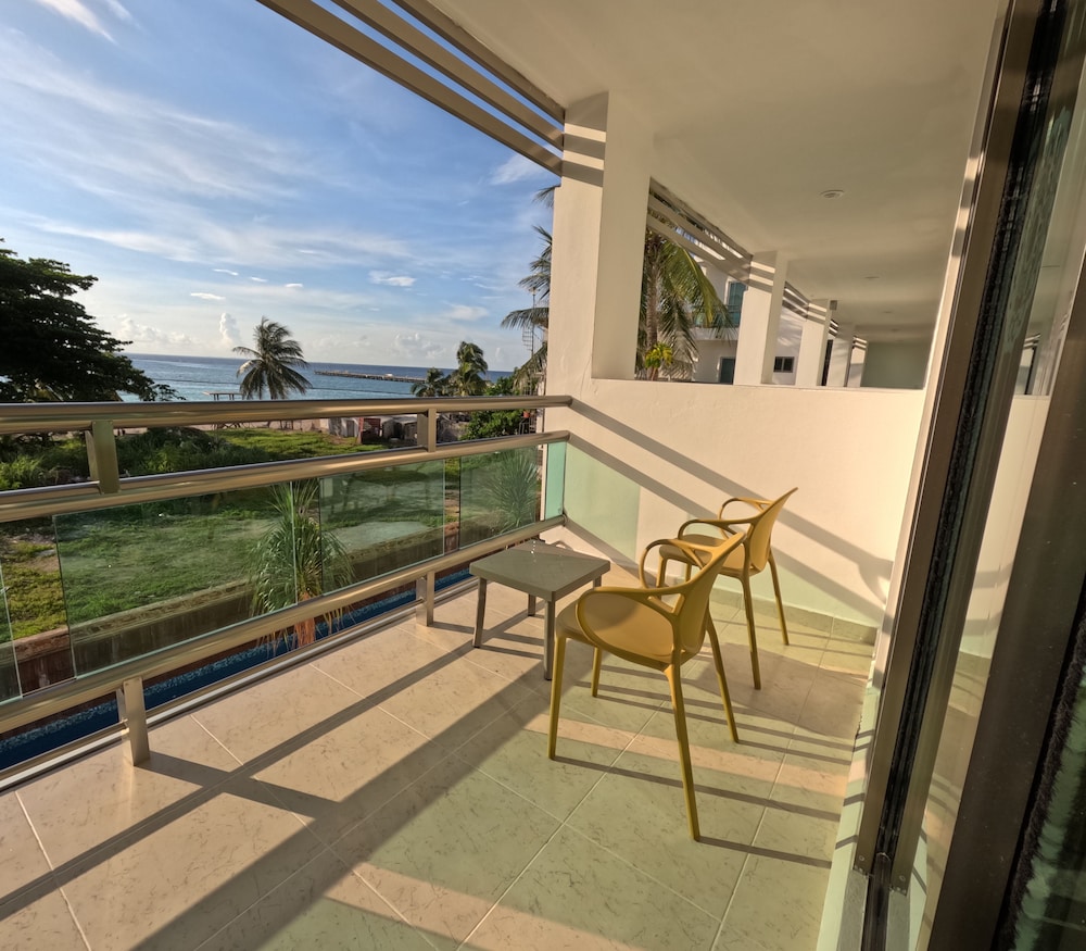 Junior Suite, 1 King Bed, Oceanfront - Photo 3