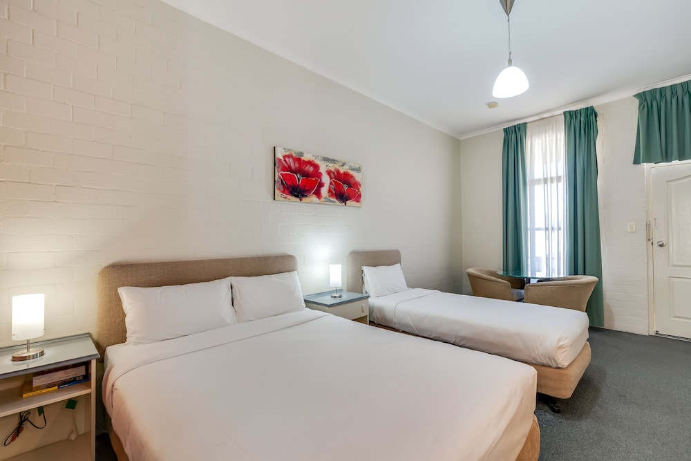Economy Twin Room, Multiple Beds photo 2