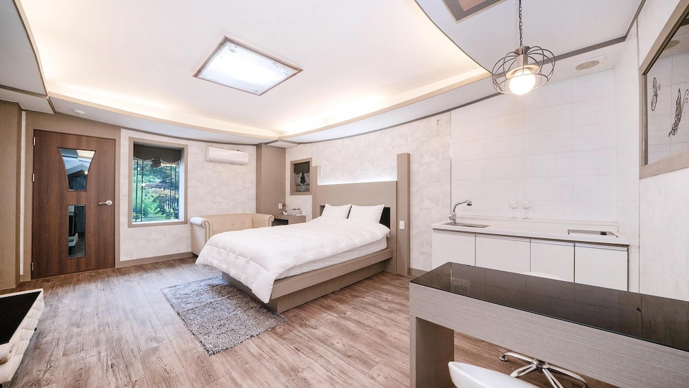 Basic Room, 1 Bedroom (pensyeonhyeonggeullaemping4(bed)) - Photo 1