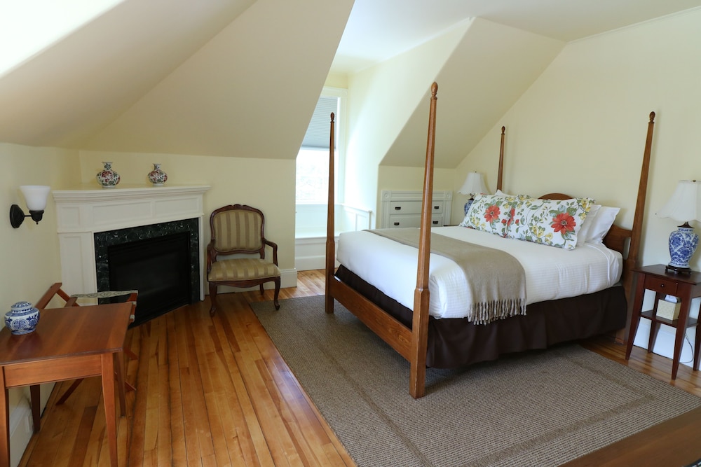 Yellow Room, 1 Queen Bed, Petite claw foot tub and shower, Propane show fireplace