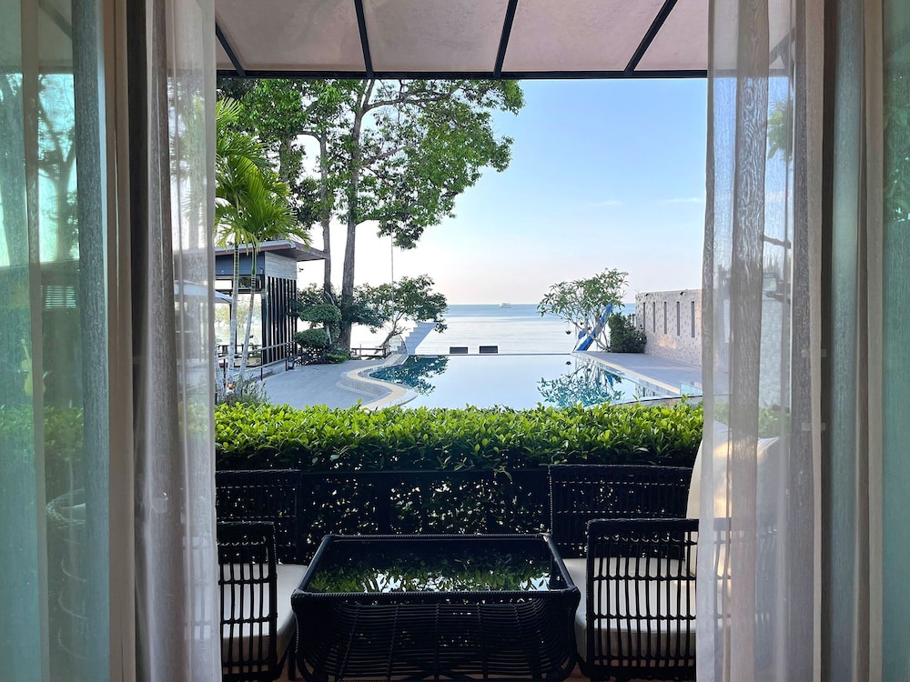 Deluxe Room with Pool View - Photo 5