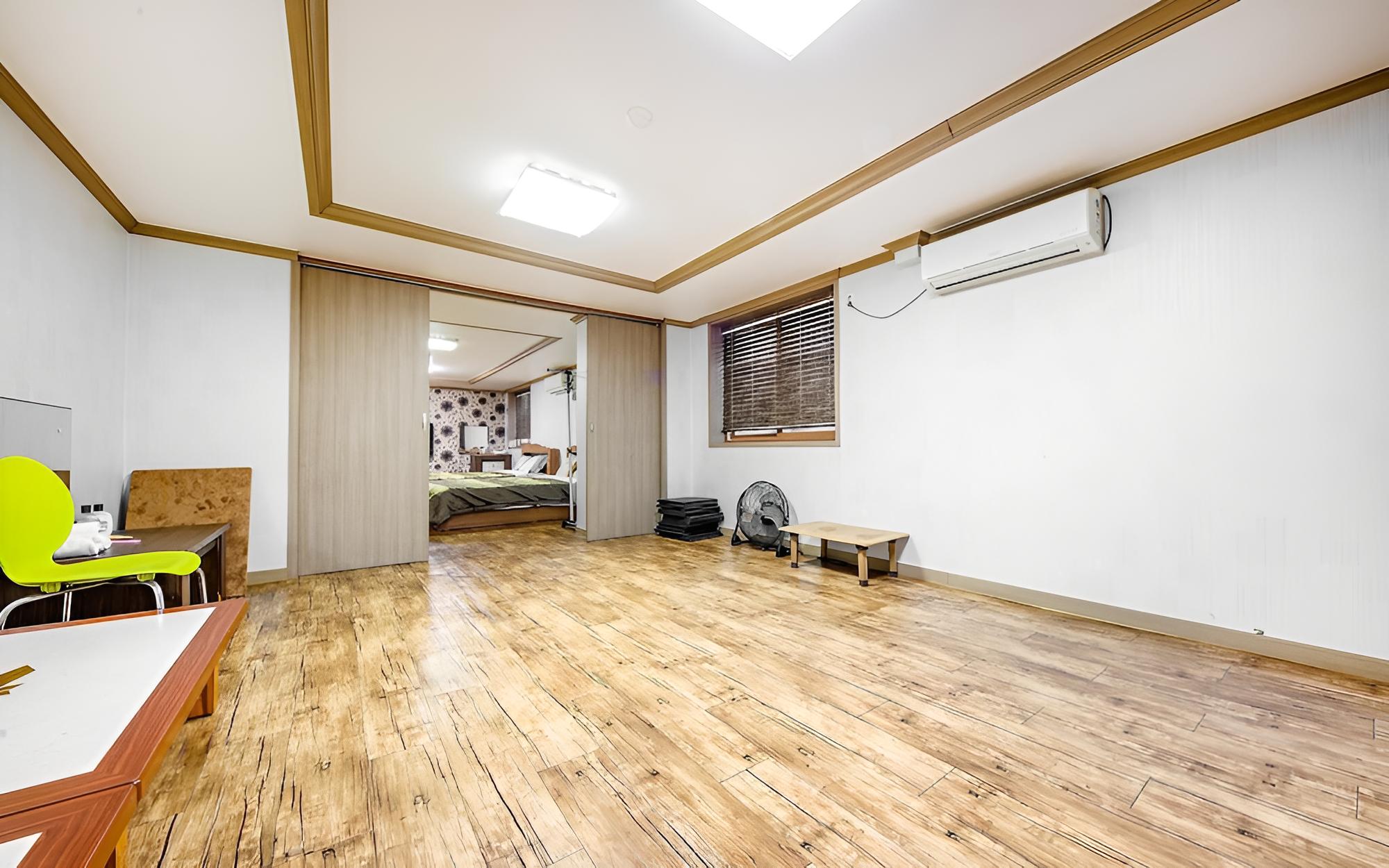 Room (30 pyeong two room (ondol + 2bed)) - Photo 3
